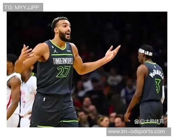 爱德华兹重返亚特兰大客场比赛祖父身穿森林狼装备全力支持