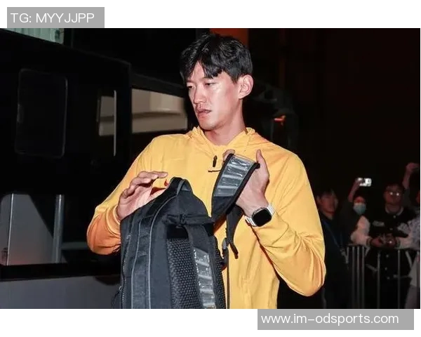 颜骏凌与偶像范德萨合影感慨万分：追梦路上的每一步都值得珍惜