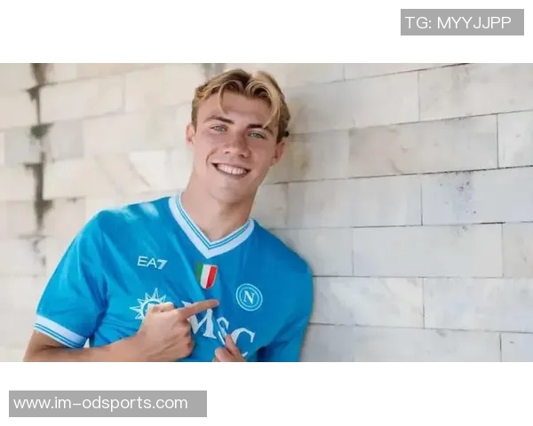 丹麦主帅赞霍伊伦在那不勒斯表现出色队友们乐于给予支持与帮助